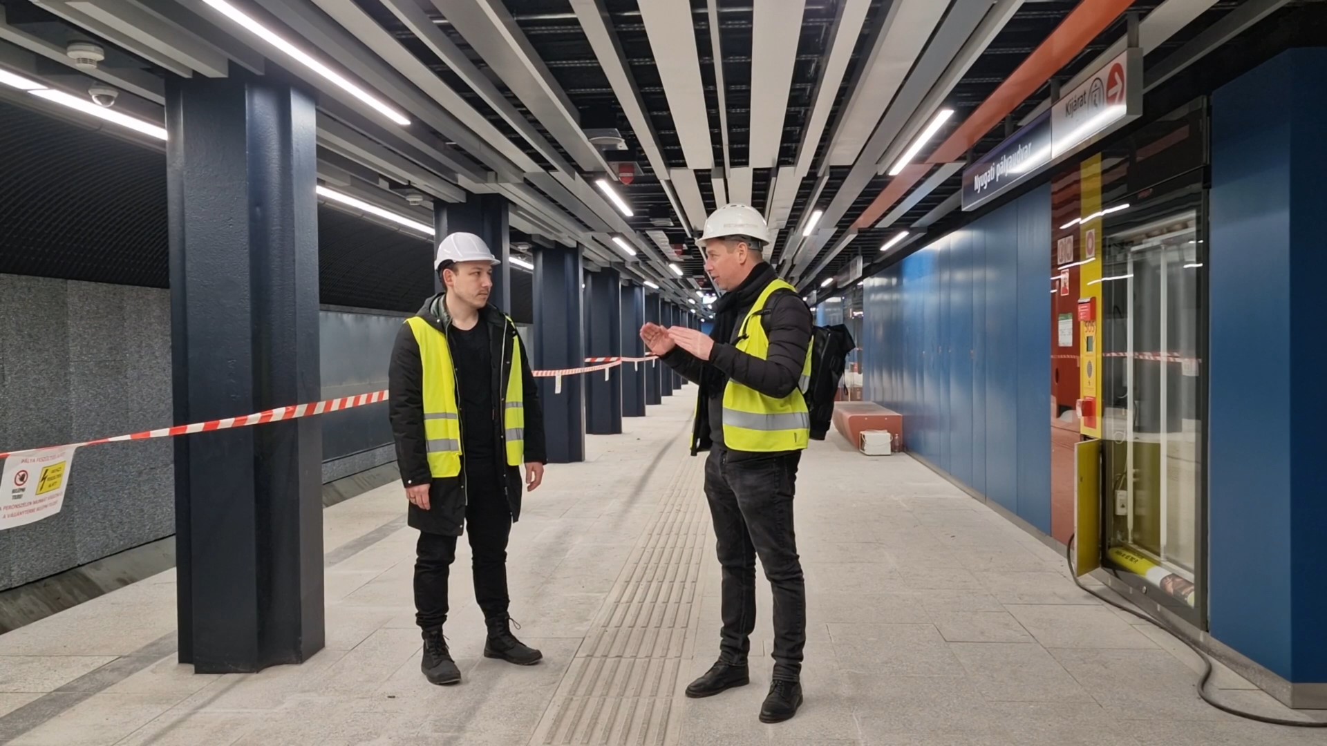 Narancssárga vonalkód és türkiz falevelek – a Nyugati pályaudvar és az Arany János utca metróállomások építészeti koncepciója (VIDEÓVAL)